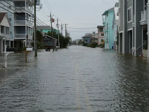 Rue résidentielle entièrement recouverte par les eaux d'une inondation